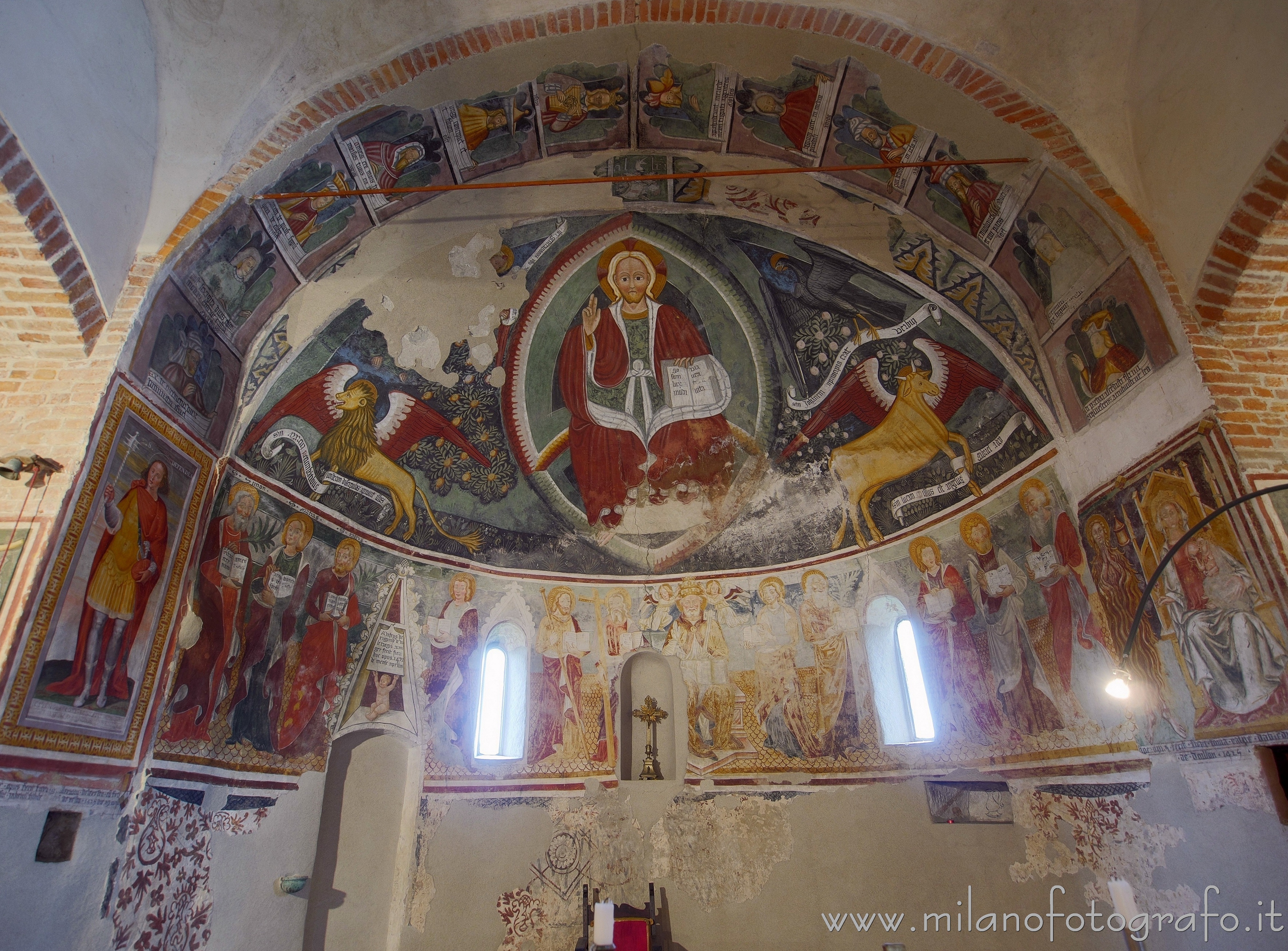 Casalvolone (Novara) - Interno dell'abside centrale della Pieve di San Pietro - Foto a piena risoluzione